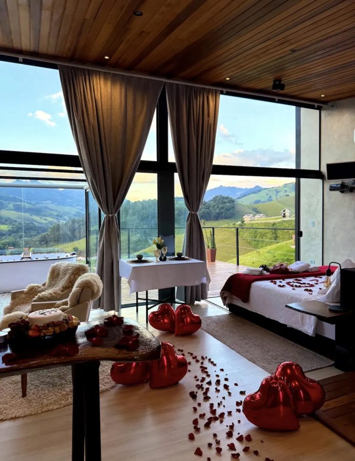 linktr.ee/chalesflordeliz